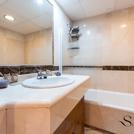 Lägenhet Elegant 2 Bed 2 Bath Apartment, Pool, Views, Parking Benalmádena