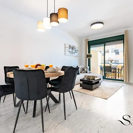Elegant 2 Bed 2 Bath Apartment, Pool, Views, Parking * Benalmádena