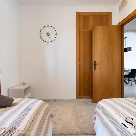 Elegant 2 Bed 2 Bath Apartment, Pool, Views, Parking Lägenhet Benalmádena