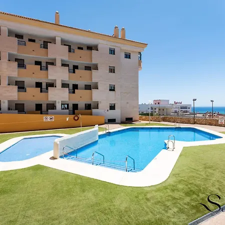 Elegant 2 Bed 2 Bath Apartment, Pool, Views, Parking Lägenhet