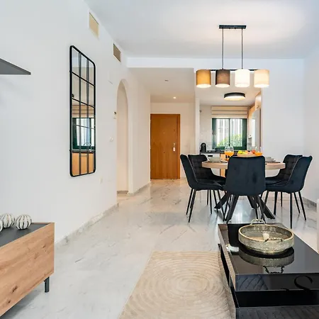 Elegant 2 Bed 2 Bath Apartment, Pool, Views, Parking Lägenhet