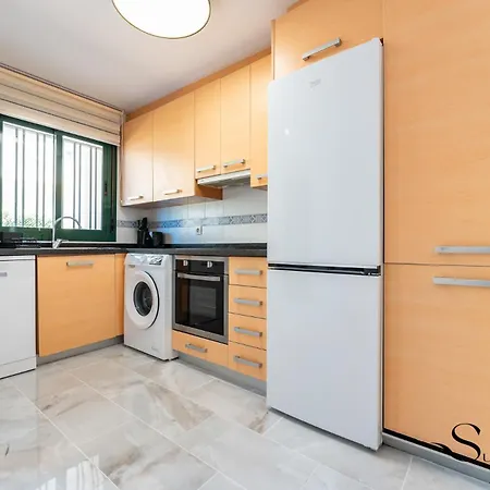 Elegant 2 Bed 2 Bath Apartment, Pool, Views, Parking Lägenhet