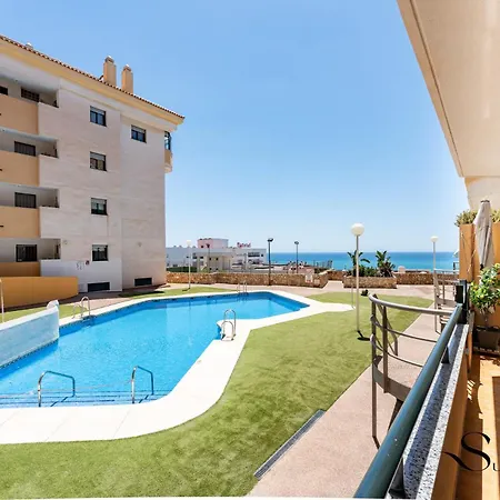 Elegant 2 Bed 2 Bath Apartment, Pool, Views, Parking Lägenhet *