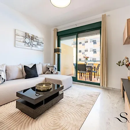 Elegant 2 Bed 2 Bath Apartment, Pool, Views, Parking Lägenhet *